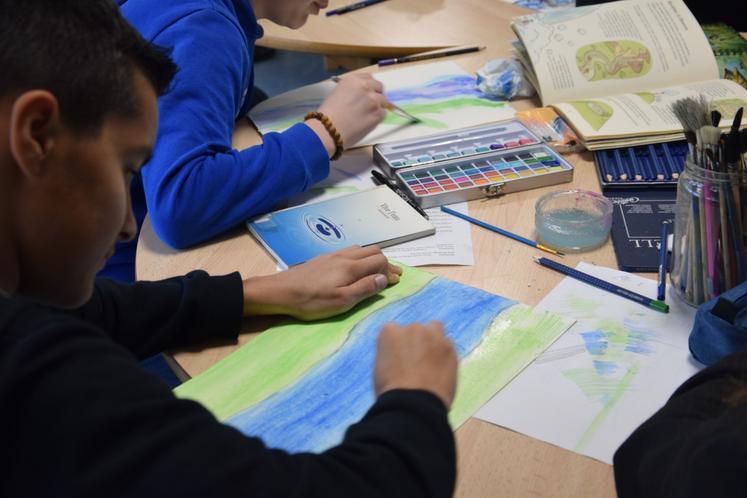 Au centre de documentation de leur collège, les élèves d'Aurore Giraud ont réalisé une fresque présentant le parcours d'une rivière.