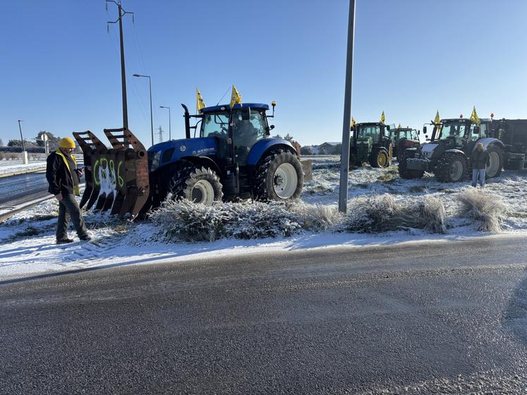 Six tracteurs sont partis mardi en fin de matinée de Loudun.