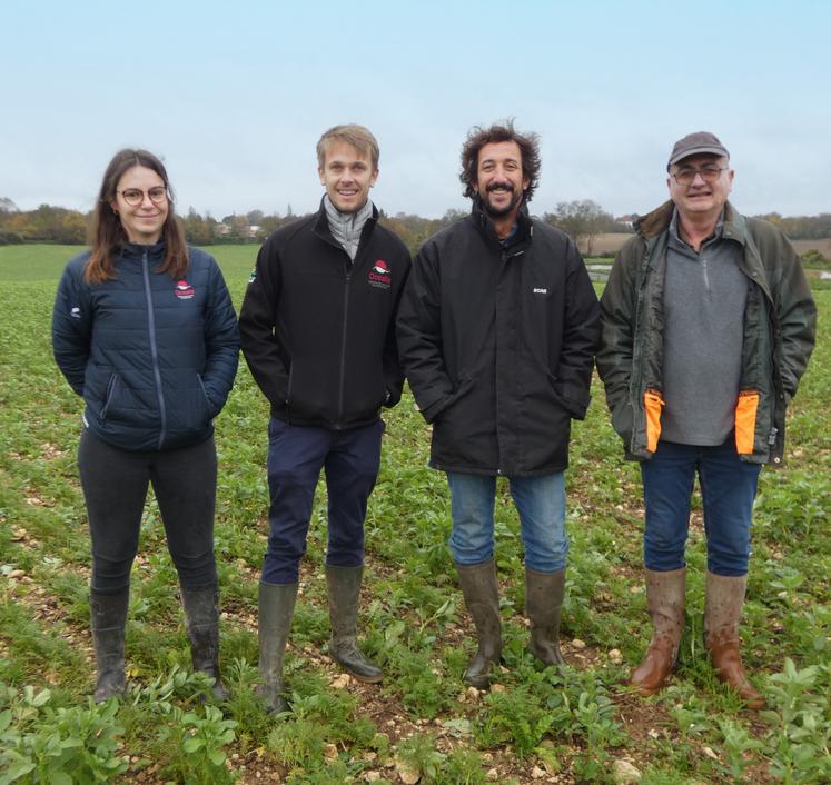 Camille Clément et Thomas Perrier (Océalia) accompagnent Côme de Villelume et Thierry Bouchet dans cette démarche qui associe prix rémunérateurs et évolution des pratiques sur l'exploitation.