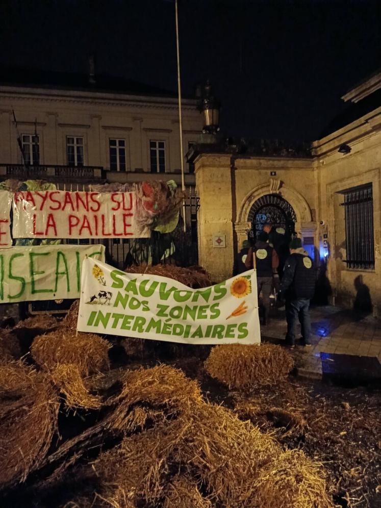 La FNSEA16 a mené une action éclair devant la préfecture de la Charente