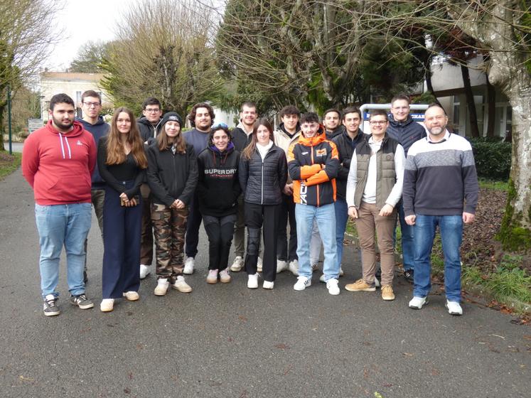 Les quinze apprenants du BTS ACSE 2ème année se rendront en Suède accompagné de leur formateur Cédric Coureau (à droite sur la photo) et de leur enseignante d'anglais, Aurélie Houdart.