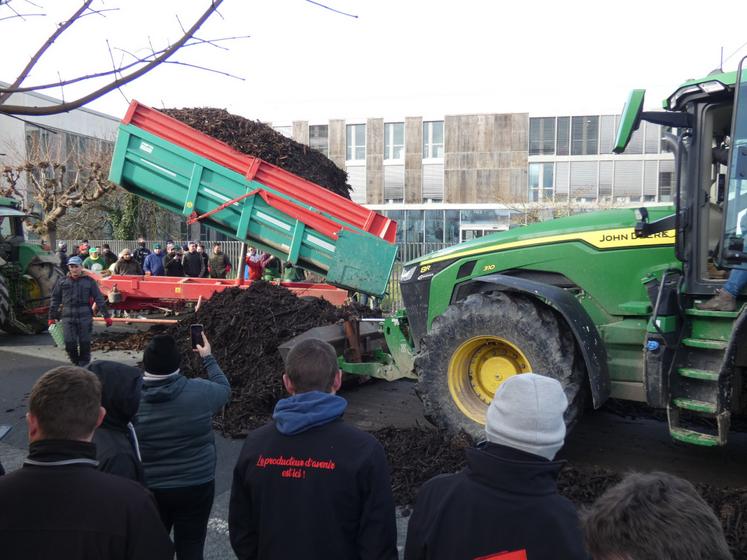 À La Rochelle, les JA et la Fnsea ont déversé des bennes de déchets devant la DDTM, mardi 13 janvier.