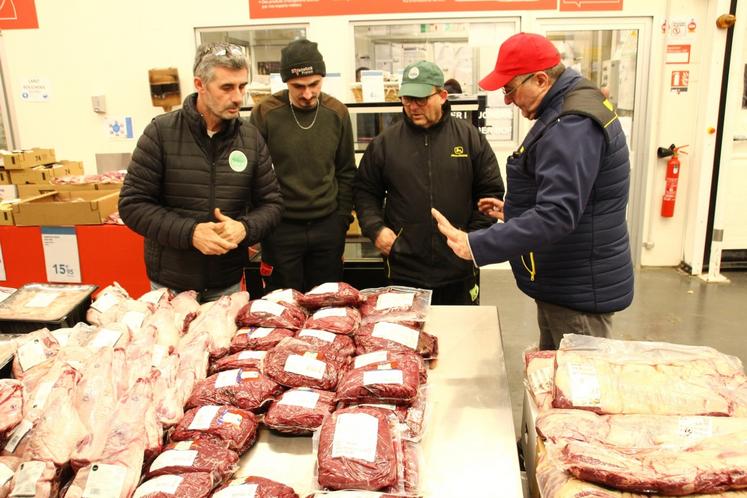 Arrivés sur le site de Métro, les manifestants ont inspecté les rayons boucherie mais aussi fruits et légumes pour vérifier l'origine des denrées.