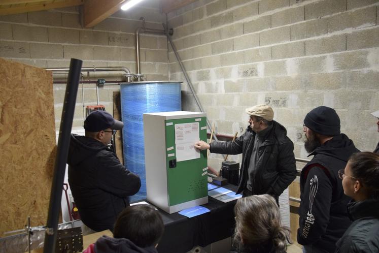 Le local phytos doit comporter un affichage des numéros des secours (pompiers, centre antipoison...), des produits contenus et de leur dangerosité (pictogrammes).