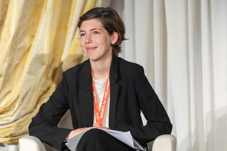 La maraîchère lot-et-garonnaise porte un projet agrivoltaïque depuis 2021. "Je suis rattachée à un projet de 87 hectares avec mon voisin. Mon projet concerne 2,5 hectares en plantes aromatiques et médicinales, pour un potentiel de 2 MW. Il est porté par GLHD et purgé de tout recours. Le raccordement au réseau électrique avec RTE est incertain. J'espère le voir aboutir en 2031".