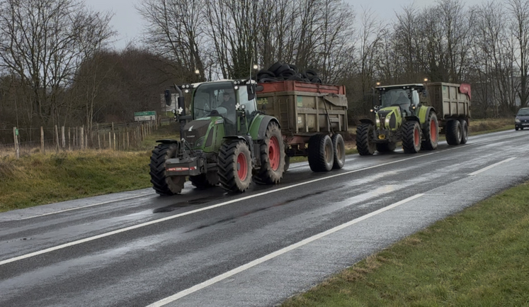 Vendredi 23 janvier, vers 13 h 30, à l'entrée de Chasseneuil, les agriculteurs de Résistance 16 arrivent pour manifester au rond-point de Chantebuse.