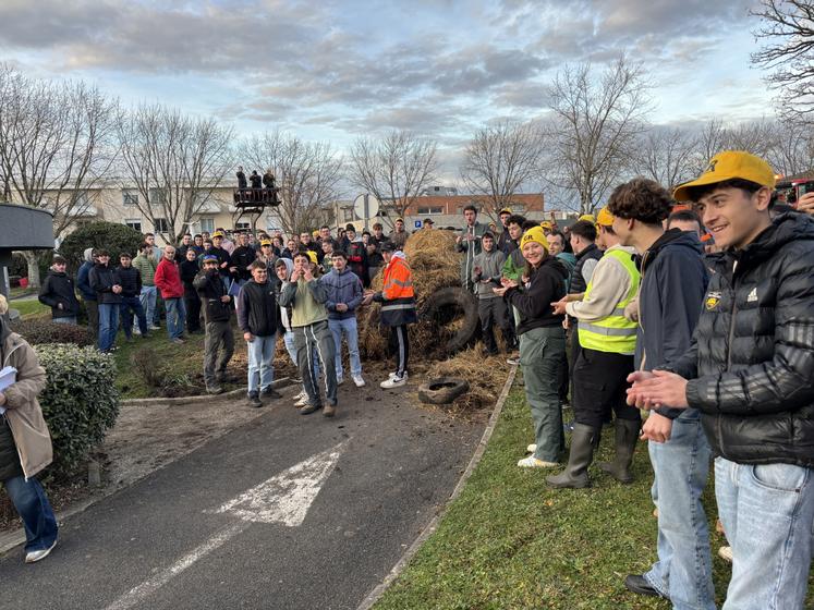 Une centaine d'élèves ont manifesté à la DDT à Poitiers.