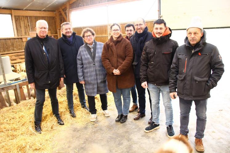 Les élus locaux ont visité les bâtiments de la Ferme du Bois soleil.