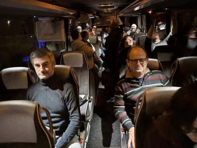 Les agriculteurs de la Vienne et de Charente sont montés dans le bus lundi soir vers 23h, à Guéret.