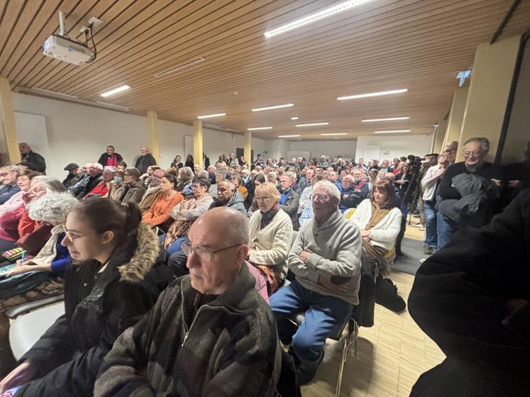 La réunion avait attiré de très nombreuses personnes.