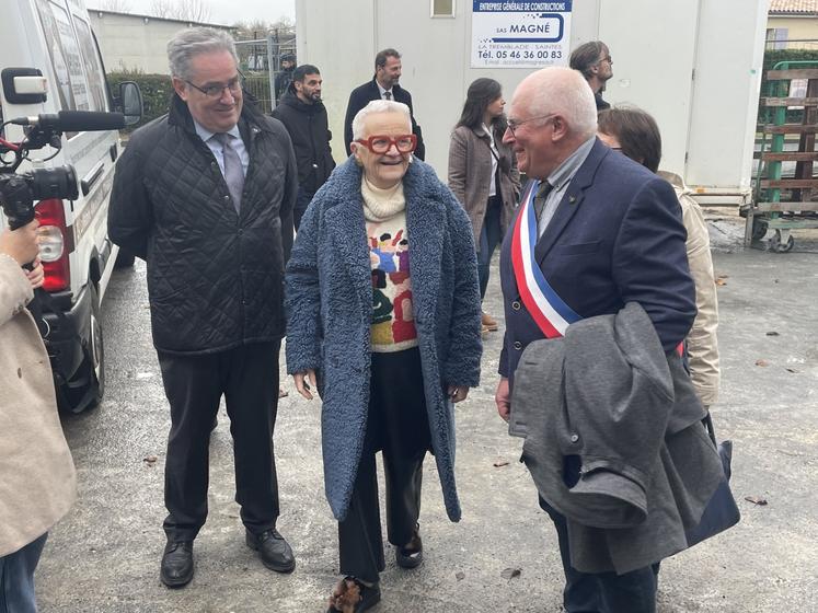 Françoise Gatel est venue jeudi 7 janvier à Saint-Julien-de-l'Escap ; à gauche Stéphane Chedouteaud (maire d'Aulnay) et à droite Frédéric Emard (maire de St-Julien-de-l'Escap et président du Symbo).