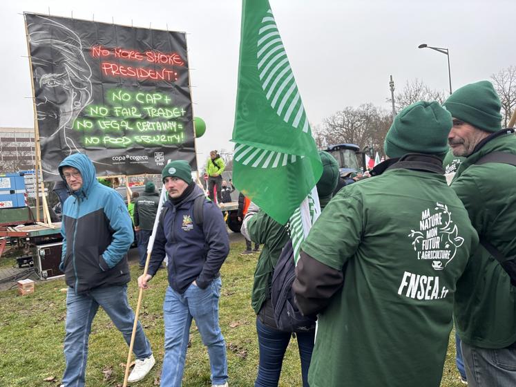 Vers 9h, les agriculteurs de la Vienne ont rejoint la place de Bordeaux, à Strasbourg.