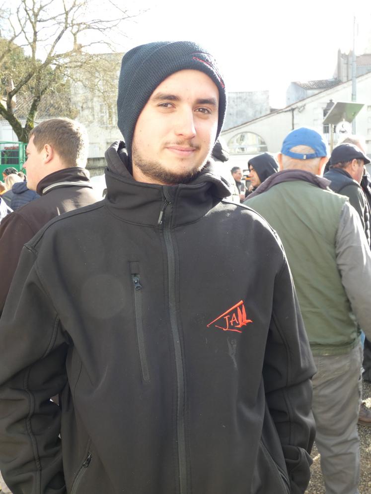 Si toutes les générations étaient représentées lors de la manifestation, les jeunes étaient particulièrement présents. Installé depuis un peu plus d'un an sur la ferme familiale (élevages bovins viande/lait et volailles) à St-Just-Luzac avec ses parents, Maxime Botton, 22 ans, est inquiet pour l'avenir. "Mon frère aimerait s'installer avec nous, mais on ne sait pas comment ça va aller", s'inquiète-t-il en pointant la nécessité d'un juste revenu. "On se mobilise contre le Mercosur, sur les...