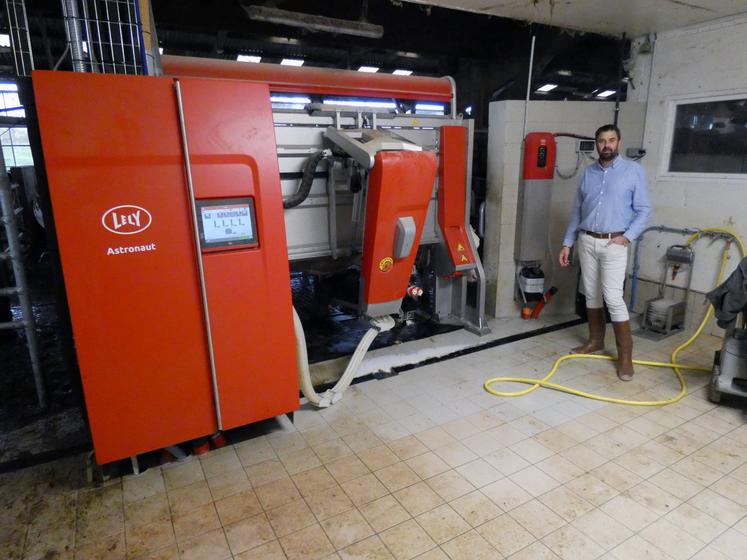 Le nouveau robot de traite de l'exploitation du lycée Desclaude est venu remplacer un équipement du même constructeur âgé d'une quinzaine d'années.