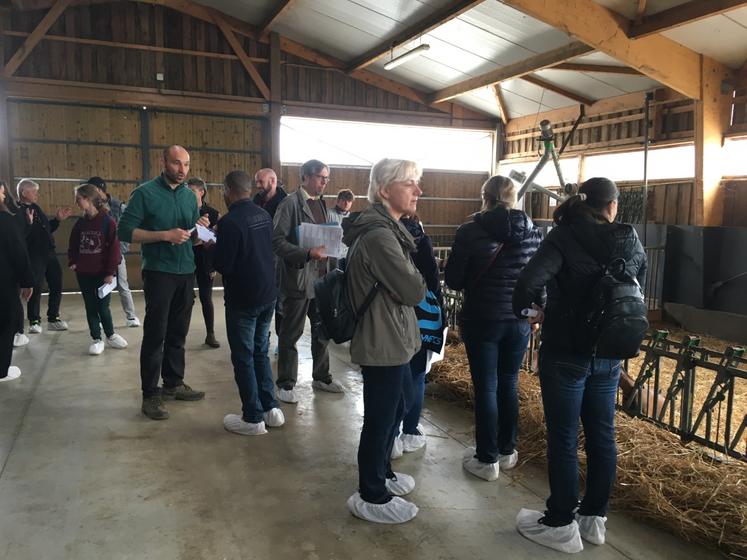 Parmi les règles de base, le lavage des mains et le changement de tenue après les interventions auprès des animaux, ainsi que la fourniture de surbottes aux intervenants extérieurs.