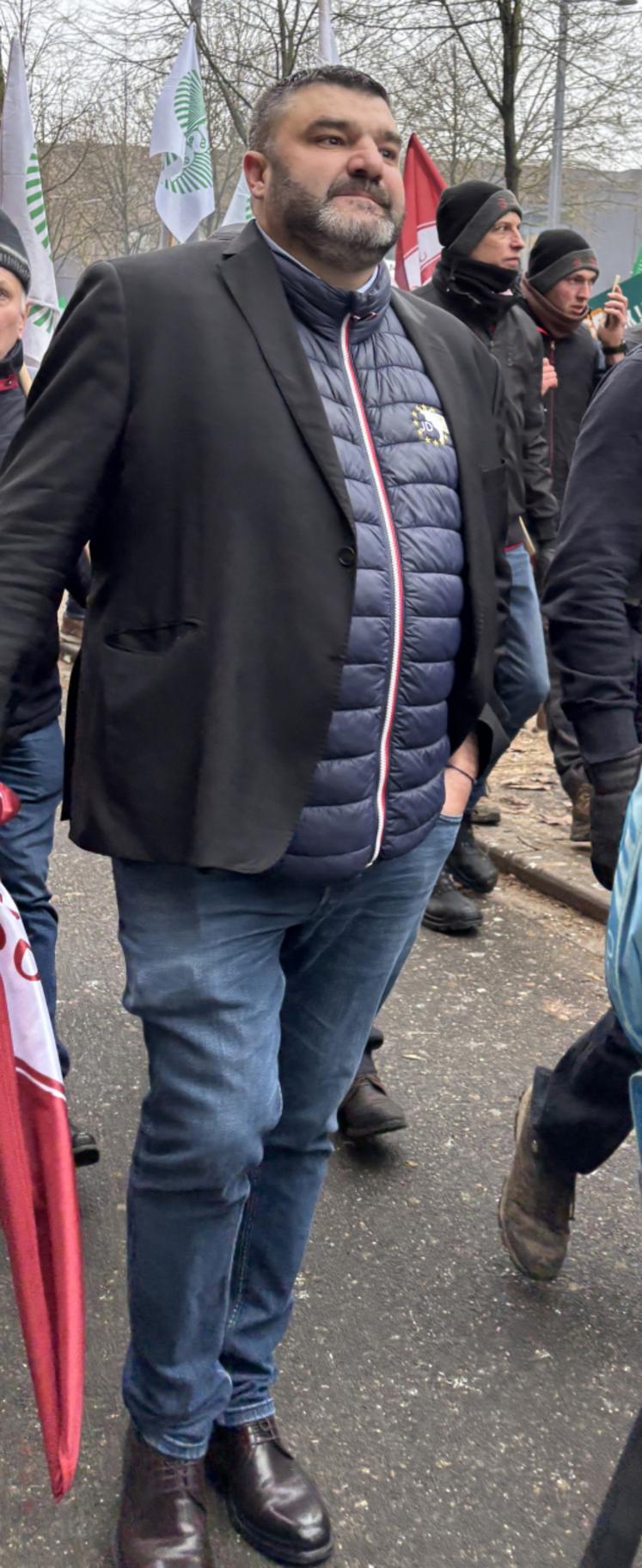 Jérémy Decerle est député européen et conserve son activité d'éleveur Charolais en Saône-et-Loire.