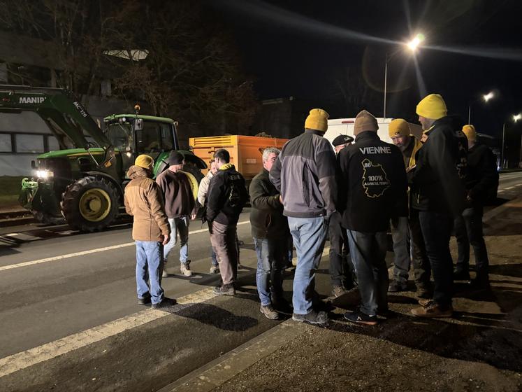 Les agriculteurs s'étaient installés à quelques mètres de la salle où se déroulaient les vœux.