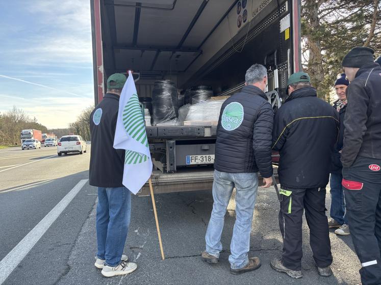 La cargaison de nombreux poids lourd a été vérifiée par les agriculteurs de la FNSEA 86.