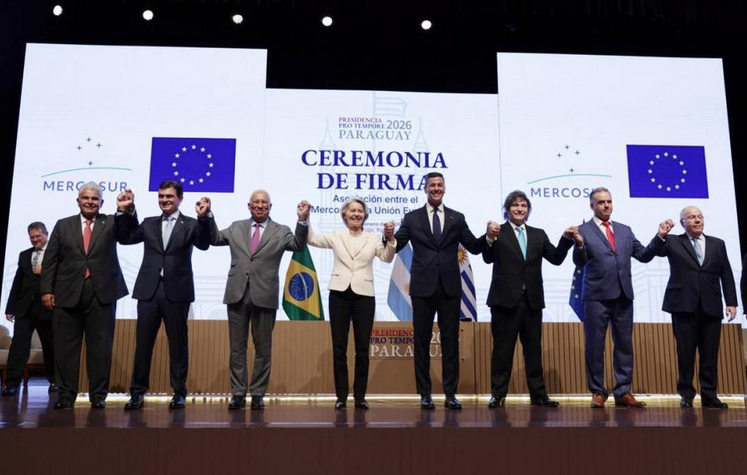 Les dirigeants de l'Union européenne et des pays du Mercosur, après la signature de l'accord commercial, le 17 janvier.