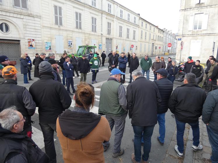 Une discussion improvisée entre les manifestants, le préfet et les membres de l'Udopa s'est tenue devant la préfecture. Interpellé sur les variations de frais de dossiers et de taux d'emprunt d'une exploitation à l'autre, le représentant du Crédit Agricole 17-79, Nicolas Dubois, s'est engagé à faire remonter l'information.