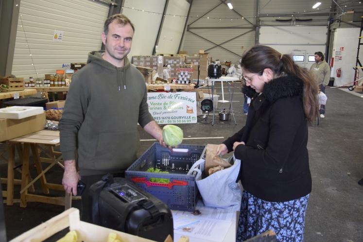 Le maraîcher Tibère Pellet remplit le panier de Clotilde, bénéficiaire des paniers Choubidou.