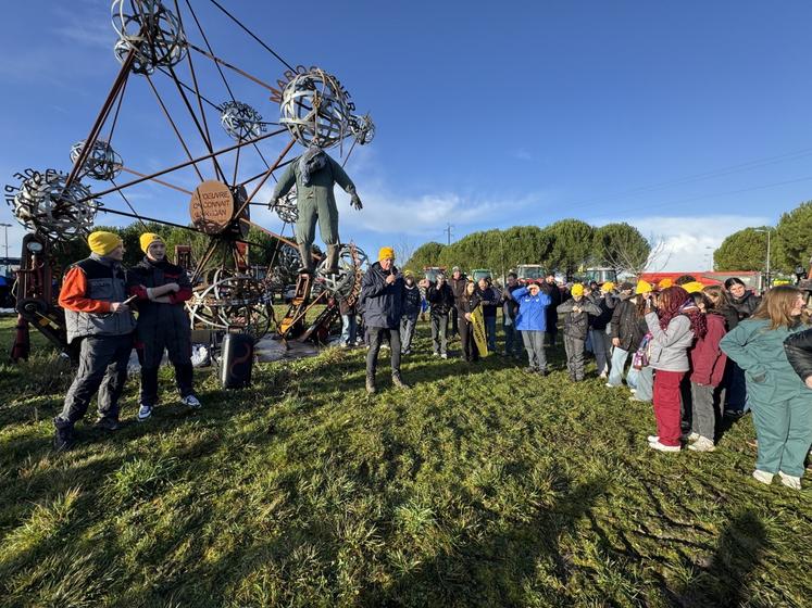 Ils étaient plus d'une centaine, élèves au lycée agricole et agriculteurs, sur le point du centre routier.