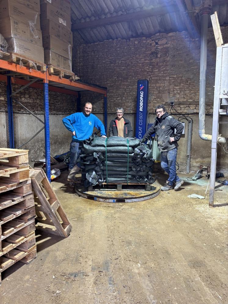 Les sacs sont chargés sur des palettes puis filmés avant d'être expédiés, par Anthony Epaud (à droite). Danièle et Romain Provost (mais aussi Jean-Claude, qui n'est pas sur la photo) interviennent aussi dans le processus.