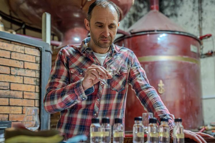 Lionel Gardrat a échangé avec des distillateurs et des entreprises locales pour élaborer son eau-de-vie Artillac.