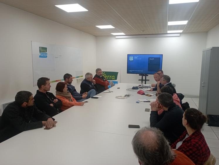 Des éleveurs laitiers FNSEA 17 et JA 17 ont rencontré le président et le directeur général de Terra Lacta afin d'obtenir des réponses sur la baisse du prix du lait.