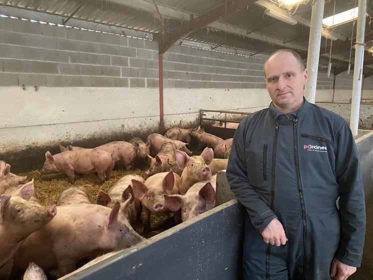 Didier Bréchoire, aux Châteliers, accueille environ 1 200 porcs par an pour l'engraissement.