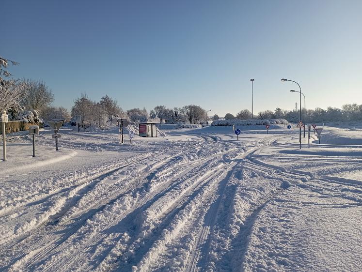 Le carrefour de la D105 et de la D107, au nord de La Rochelle, avait des allures de rond-point des pistes ce 6 janvier au matin.