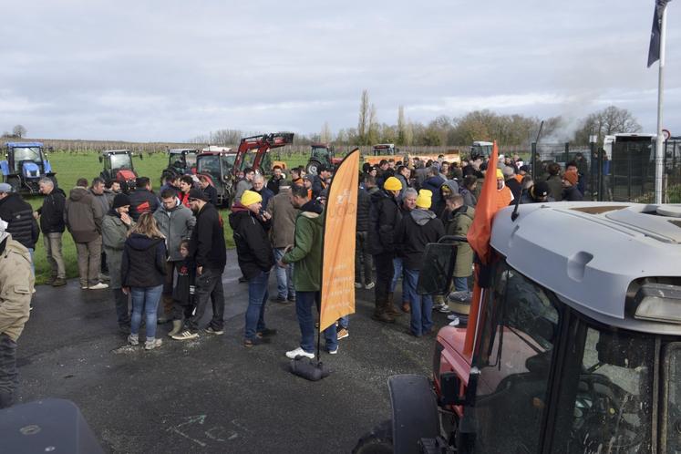 La manifestation de l'UGVC a rassemblé plus d'une centaine de viticulteurs ce mercredi 18 février à Sireuil. Ils demandent le respect des contrats... "et le respect tout court !"