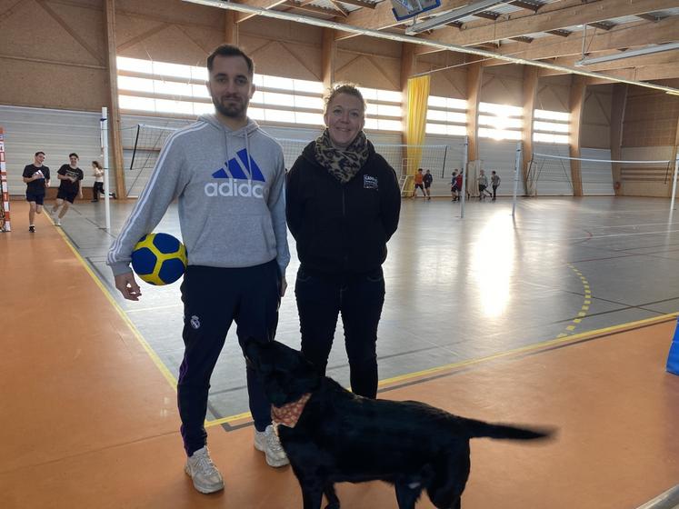 Antoine Marciniak, l'un des profs d'EPS du lycée qui propose des animations sportives le soir et Hélène Viollet, énergétique proviseure-adjointe. Au premier plan, le chien Rio, qui fait partie du dispositif de bien-être pour les élèves.