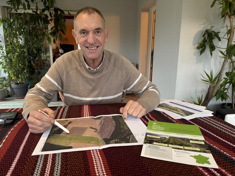 Christian Daniau présente la canopée photovoltaïque qui sera installée au lieu-dit Les Rocs, à Puyréaux.