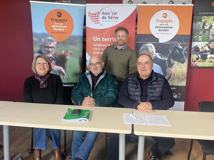 De g à dr : Sophie Favriou, conseillère communautaire, Didier Jollet, vice-président en charge des finances, Guillaume Michel, chargé de développement économique agricole, et Didier Proust, vice-président en charge de l'agriculture, lors de la conférence de presse de présentation, le 17 février.