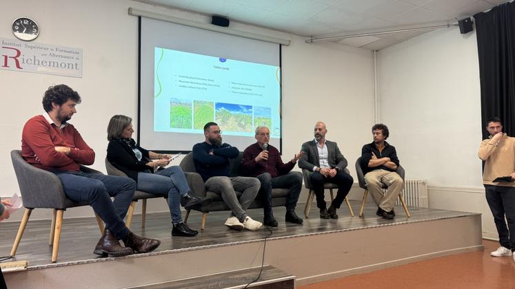 Table ronde avec, de gauche à droite : Sébastien Zito (INRAE), Laetitia Caillaud (CA17/79), Alexandre Herbreteau (viticulteur à Orlut), Daniel Bouillard (viticulteur à Burie), Pierre Helvi (Domaines Jean Martel) et Thibault Debaillieul (Celesta-Lab)