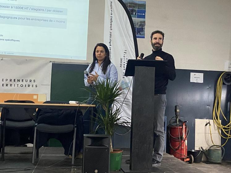 Khadija Zeghloul, de l'Anefa, et Mickaël Guérin, d'Ocapiat, sont venus présenter les dispositifs de formation.