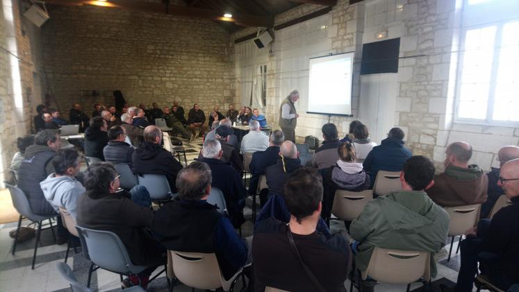 Parmi la soixantaine d'agriculteurs présents, beaucoup ont exprimé leur exaspération quant aux dégâts provoqués par les sangliers et chevreuils et dénoncé la prolifération de ces deux espèces.