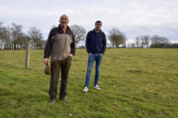 Jean-François et Benjamin Hilly, avec derrière eux les terres qu'ils espèrent bientôt équipées d'un parc agrivoltaïque.