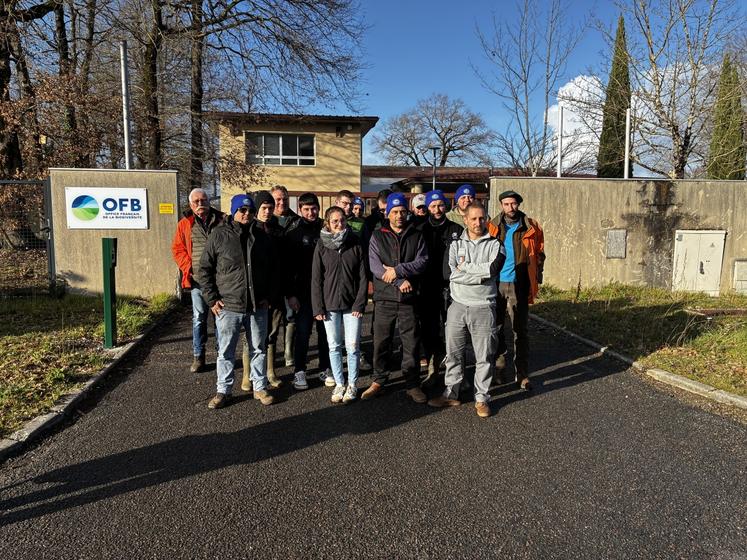 Une quinzaine d'agriculteurs et de chasseurs ont échangé avec Mathieu Rhoné, de l'OFB (en gris).