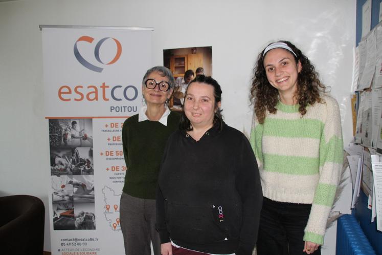 Frédérique Launay, directrice de l'Esatco Poitou et Camille Fantin, chargée de communication entourent Manon Lechartre pour cette candidature au trophée des femmes en Esat.