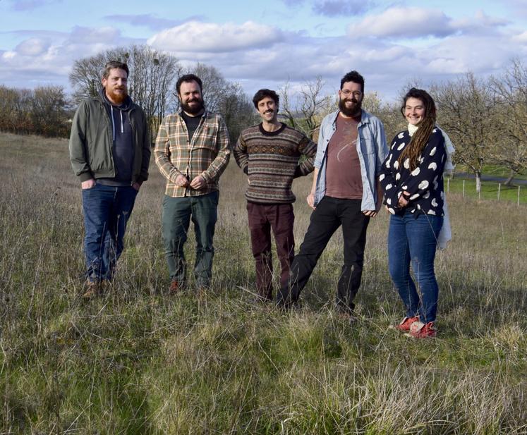 De gauche à droite : David Allaire, Alexandre Duret, Lennan Bate, Thomas Gaudaire-Thore et Emma Métayer.