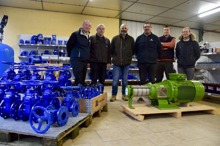 Une partie de l'équipe de l'établissement Ouvrard de Vouharte, encadrée par Anthony Guilleret (à gauche) et Cédric Falourd (à droite).