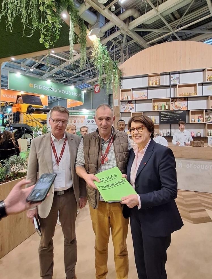 Christian Daniau a pu remettre le dossier à Annie Genevard en mains propres.