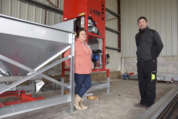 À Reignac, Élise Bourdier et Thibaud Lérisson installent un nouvel équipement pour casser leurs noix. Il sera compatible avec leur future production d'amandes.