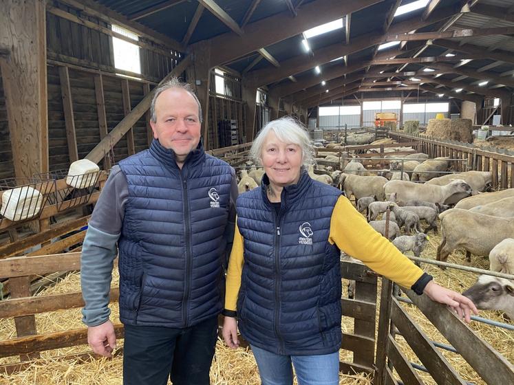 Jean-Manuel Simon est aidé sur l'élevage par sa compagne Sophie Gabard, elle aussi passionnée par les animaux. L'exploitation compte également un salarié polyvalent pour 21 h par semaine, une "aide précieuse".