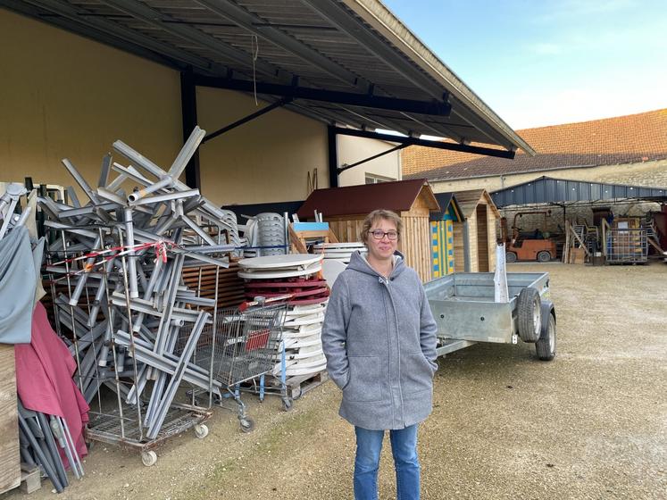 L'association a investi l'ancienne quincaillerie de Brioux-sur-Boutonne pour y entreposer son matériel, bricoler et peaufiner les spectacles. Derrière Cécile Benoist, l'essentiel des équipements provient de la récupération.