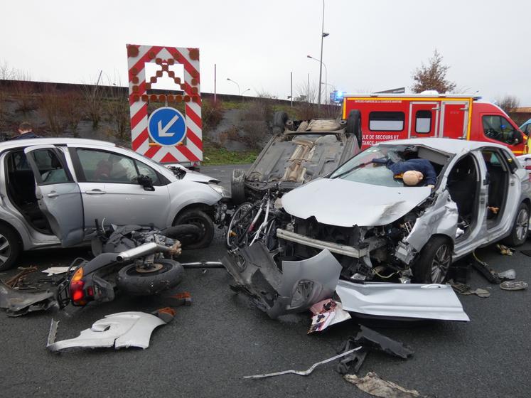 Au sein du village de la Sécurité routière sur l'aire de covoiturage de Sainte-Soulle, une reconstitution d'accident permettait de prendre conscience de la violence des chocs routiers. 130 infractions ont été relevées lors des contrôles effectués le 4 février.