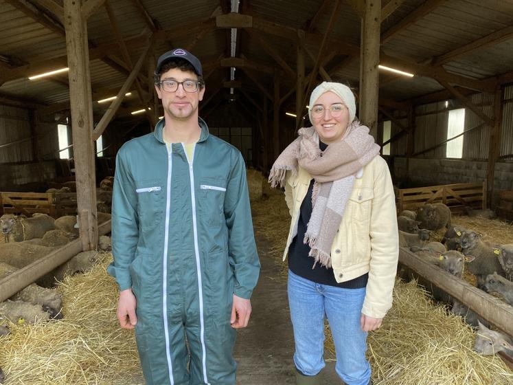 Alexandre Grellier, installé en 2023 avec 450 brebis, et Margot Rochard, technicienne du Sdeo 79.