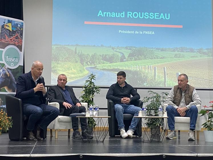 Arnaud Rousseau (à gauche), le président de la Fnsea, est intervenu à l'occasion de la table ronde sur les zones intermédiaires.